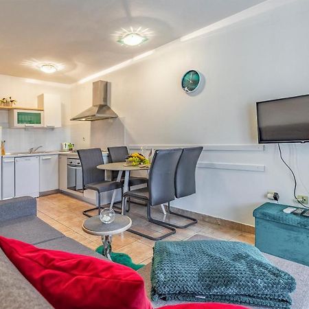 Olga'S Place-New Apartment 200 Mt From The Sea Пула Екстериор снимка