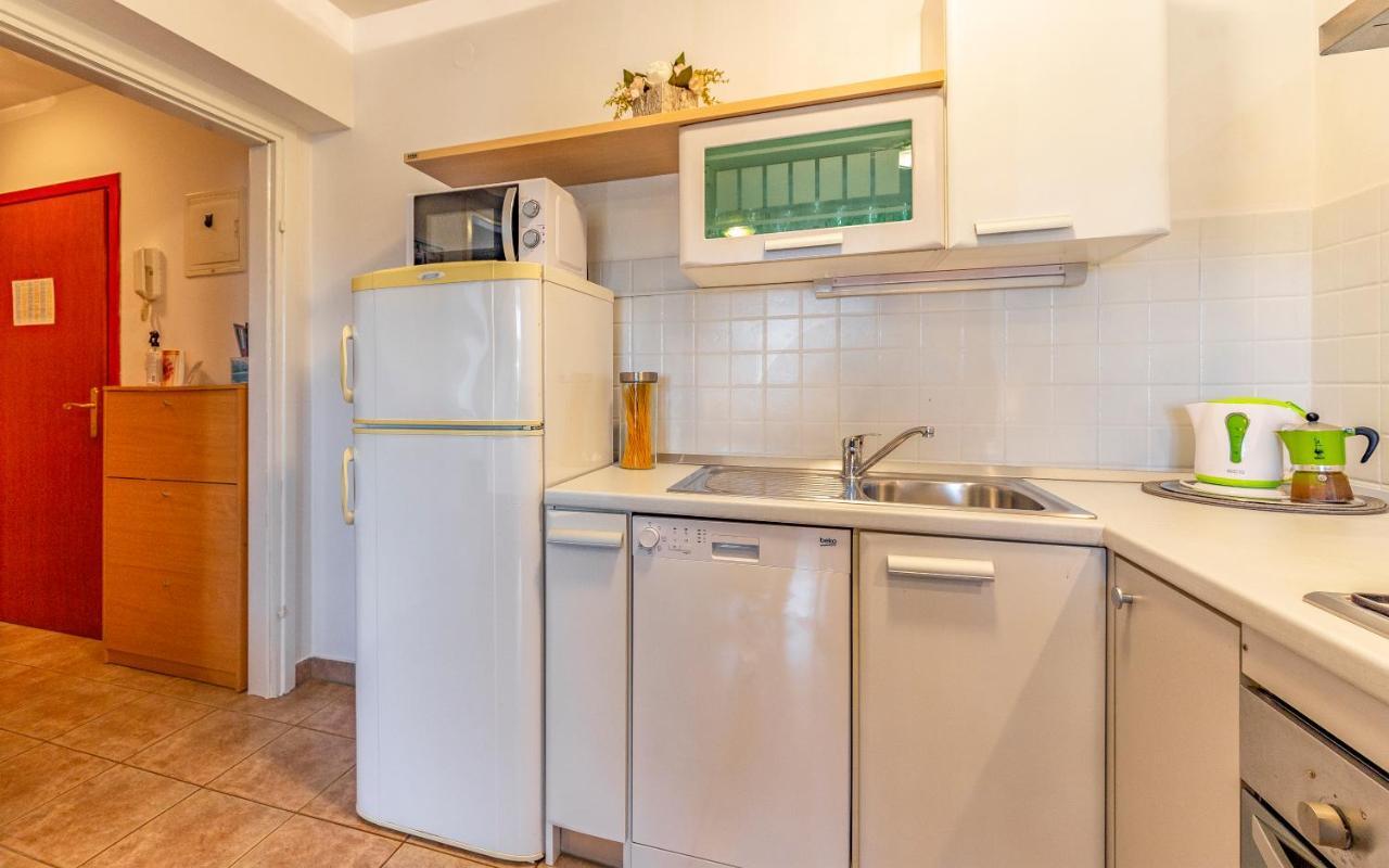 Olga'S Place-New Apartment 200 Mt From The Sea Пула Екстериор снимка
