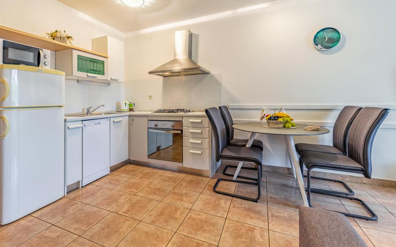 Olga'S Place-New Apartment 200 Mt From The Sea Пула Екстериор снимка