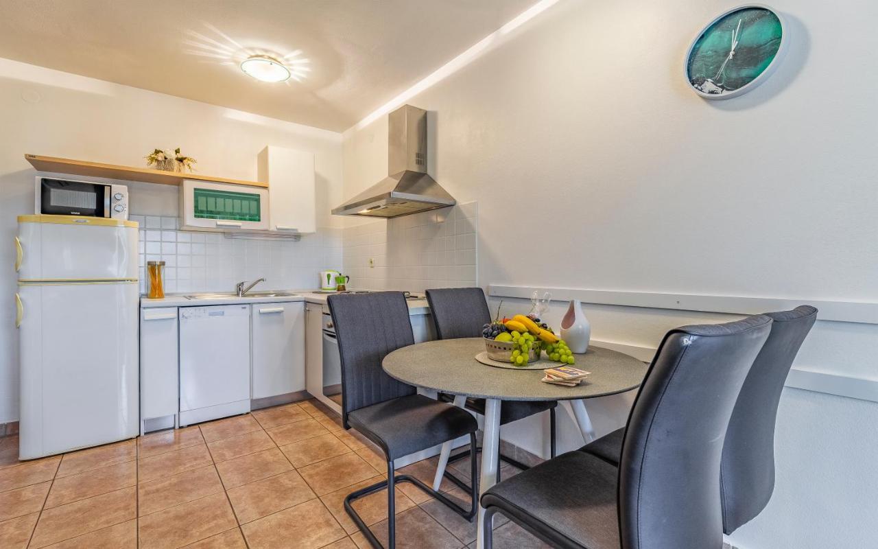 Olga'S Place-New Apartment 200 Mt From The Sea Пула Екстериор снимка