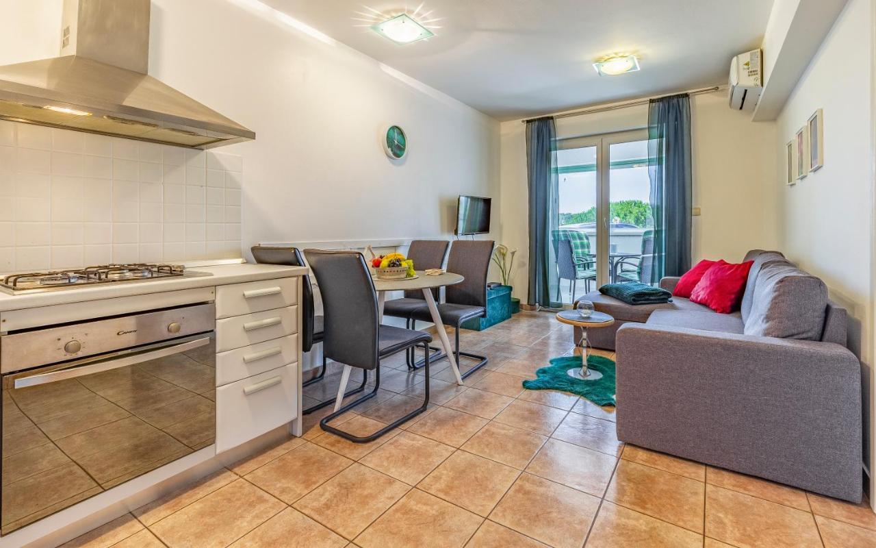 Olga'S Place-New Apartment 200 Mt From The Sea Пула Екстериор снимка