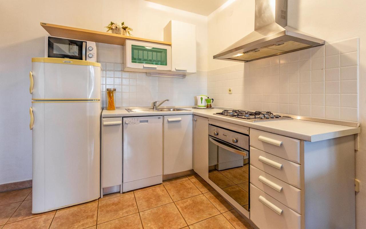 Olga'S Place-New Apartment 200 Mt From The Sea Пула Екстериор снимка