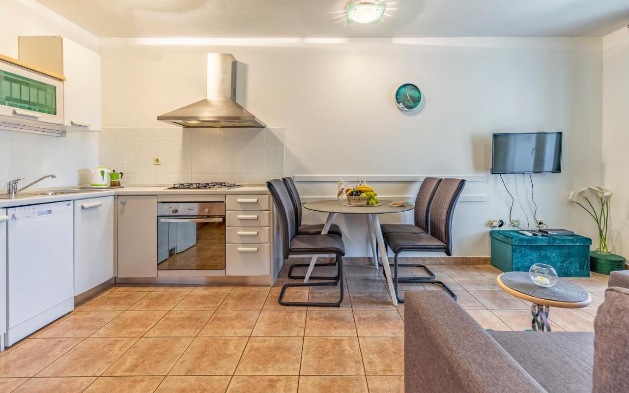 Olga'S Place-New Apartment 200 Mt From The Sea Пула Екстериор снимка